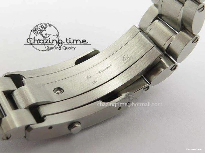 1223 Efficient Speedmaster JHF SS Snoopy Award 45th Anniversary White dial On SS Bracelet 8239